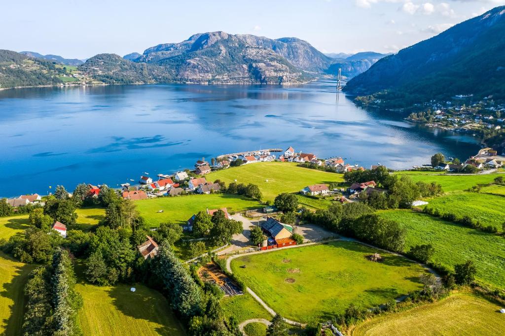 ForsandLysefjorden - Gøysa Gard的享有湖畔村庄的空中景色