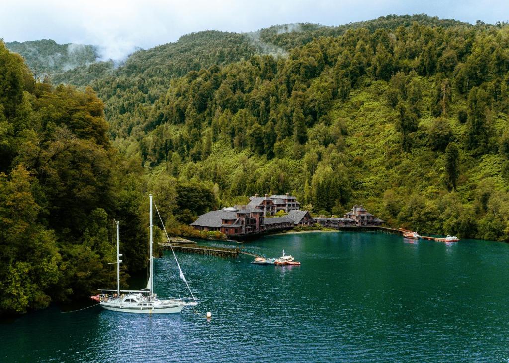 普尤瓦比港普玉华皮旅馆＆Spa的帆船停靠在湖面的码头