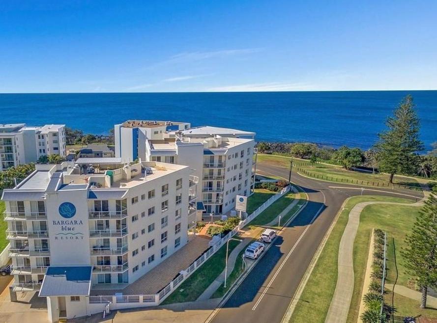 巴加拉巴加拉布鲁度假酒店的海洋旁建筑物的空中景观