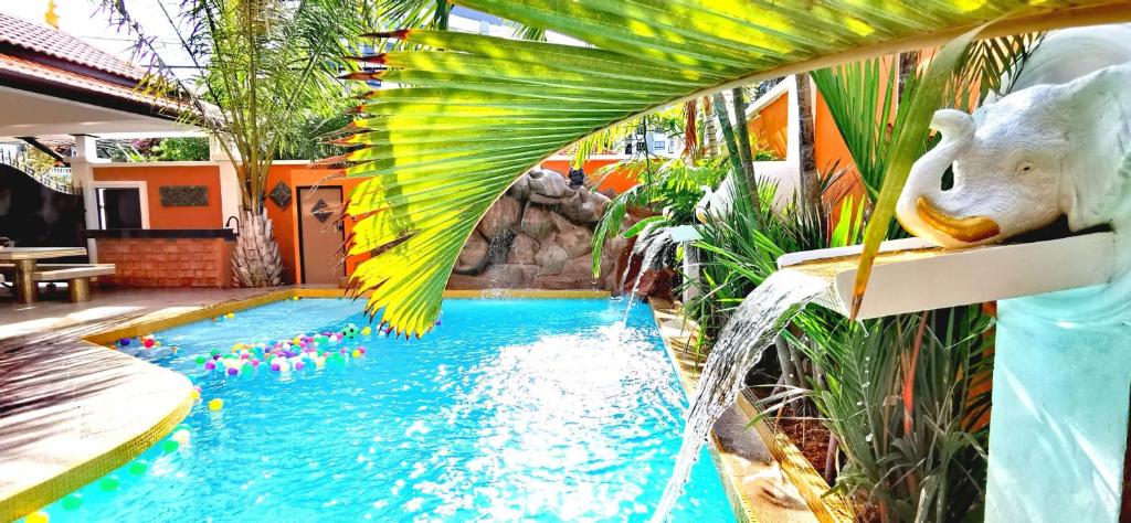 南芭堤雅TUCHELAND Luxury Pool Villa Pattaya Walking Street 7 Bedrooms的度假村内带瀑布的游泳池