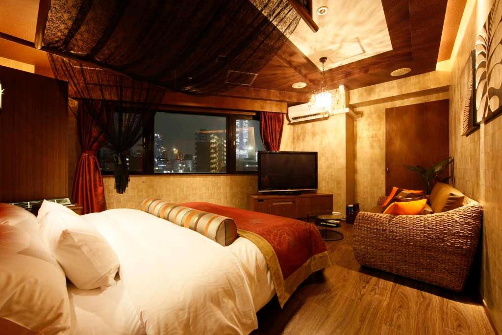 东京Hotel VARKIN的一间卧室配有一张大床和电视