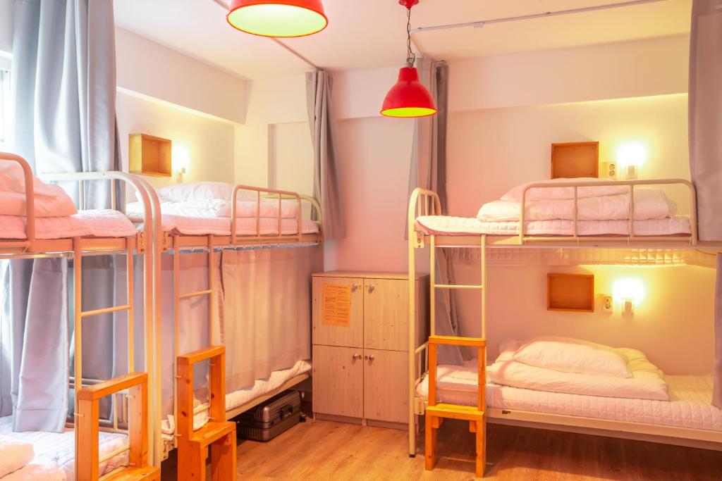 济州市SUM济州机场旅馆的宿舍内带四张双层床的房间