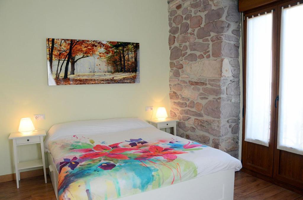 埃利松多Apartamentos Elizondo的一间卧室配有一张壁画床