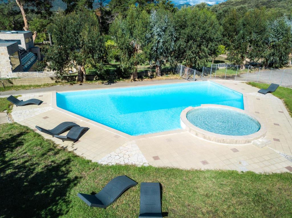 SollacaroRésidence de Filitosa - Le Torréen的游泳池周围设有椅子,享有高空的景色