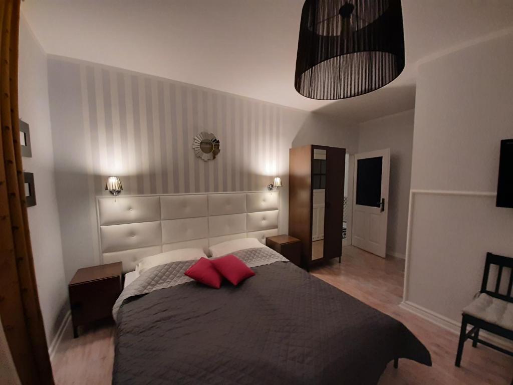 布斯克·兹德鲁伊Villa Senso的一间卧室配有一张带两个红色枕头的床
