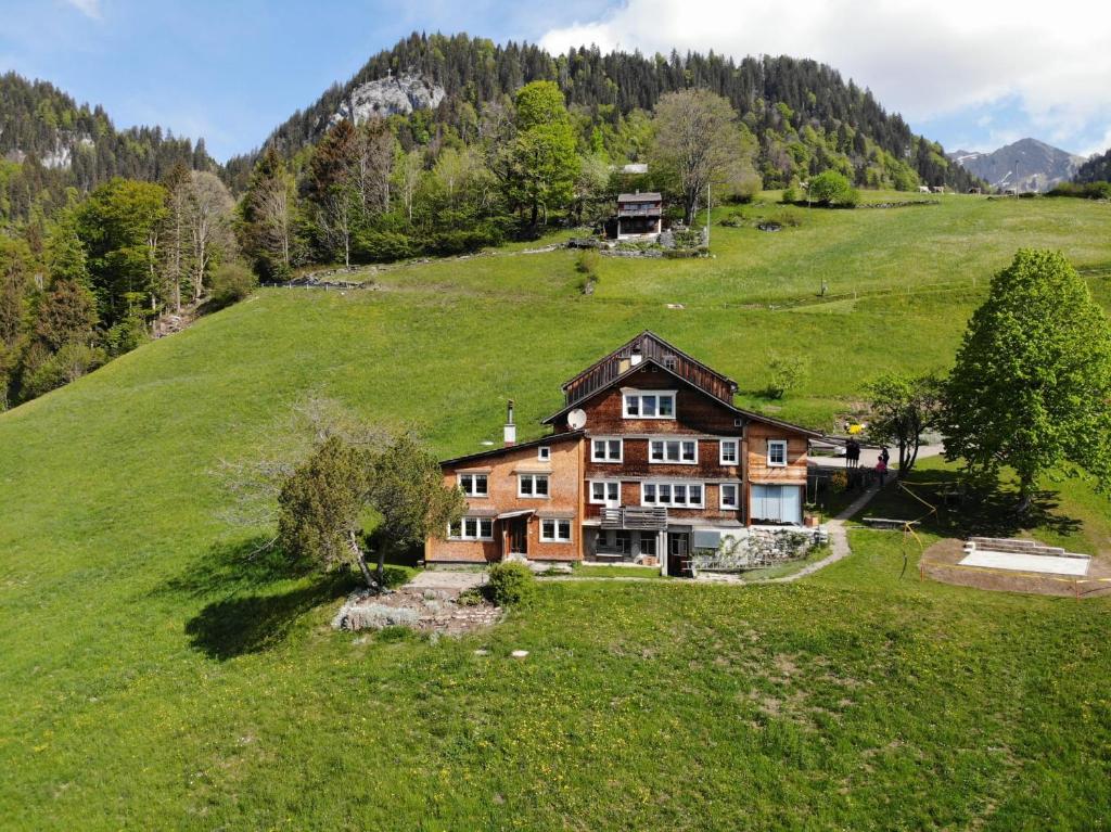 Alt Sankt JohannFerienhaus Gubel的山丘上房屋的空中景致