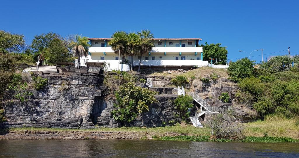 LadárioPousada Pantanal的悬崖顶部的水边房子