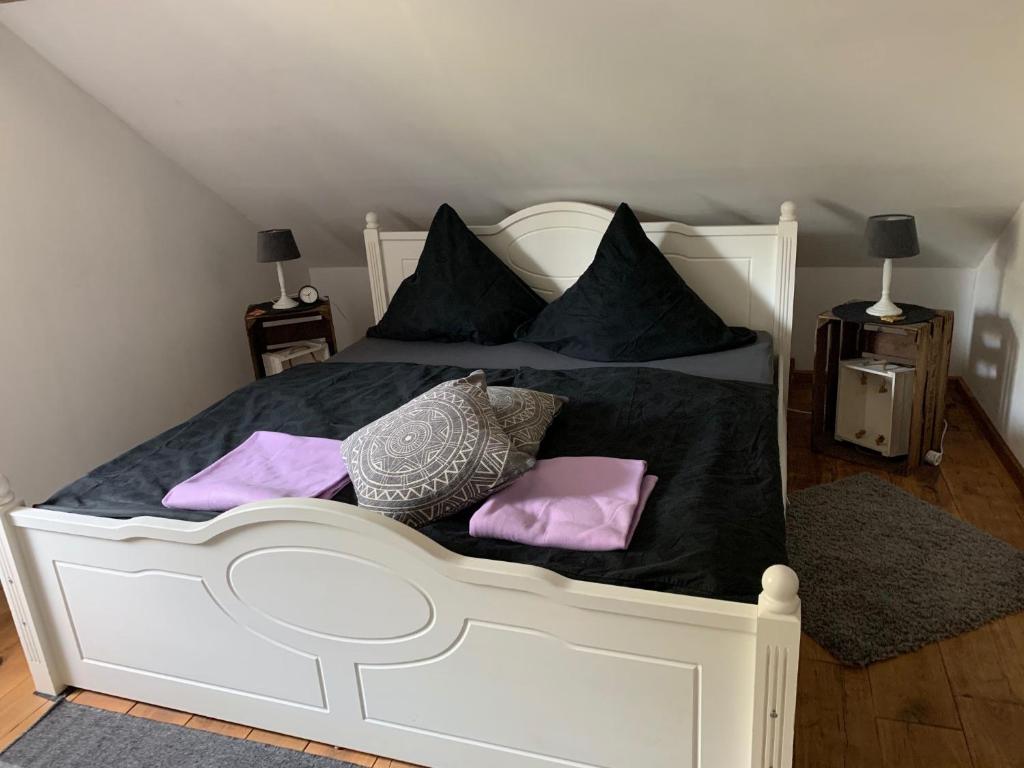 HeidkampLand-Ruhe的白色的床和紫色枕头