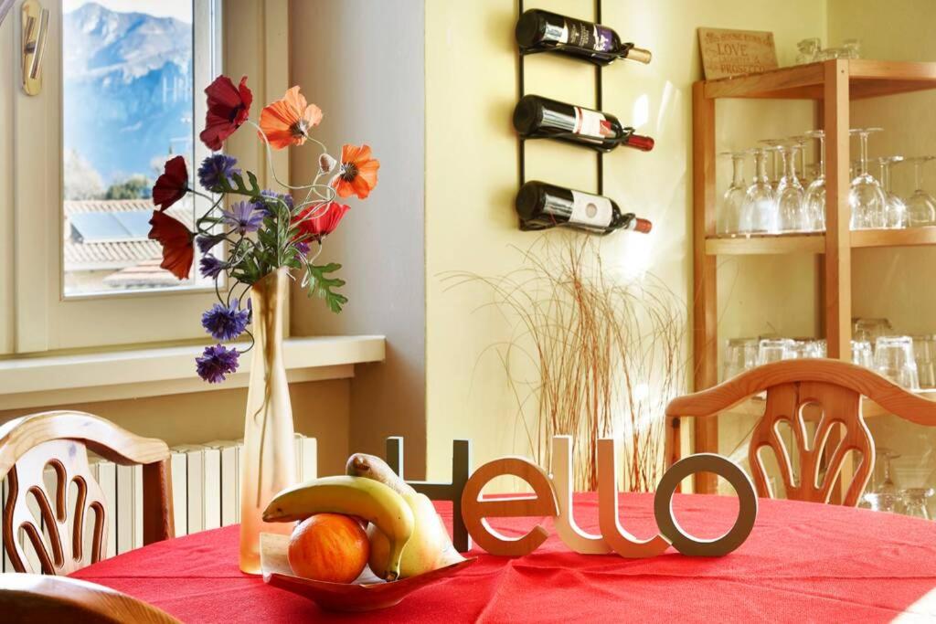 贝拉吉奥Casa Bellagina的一张桌子,上面放着一碗水果和一瓶葡萄酒