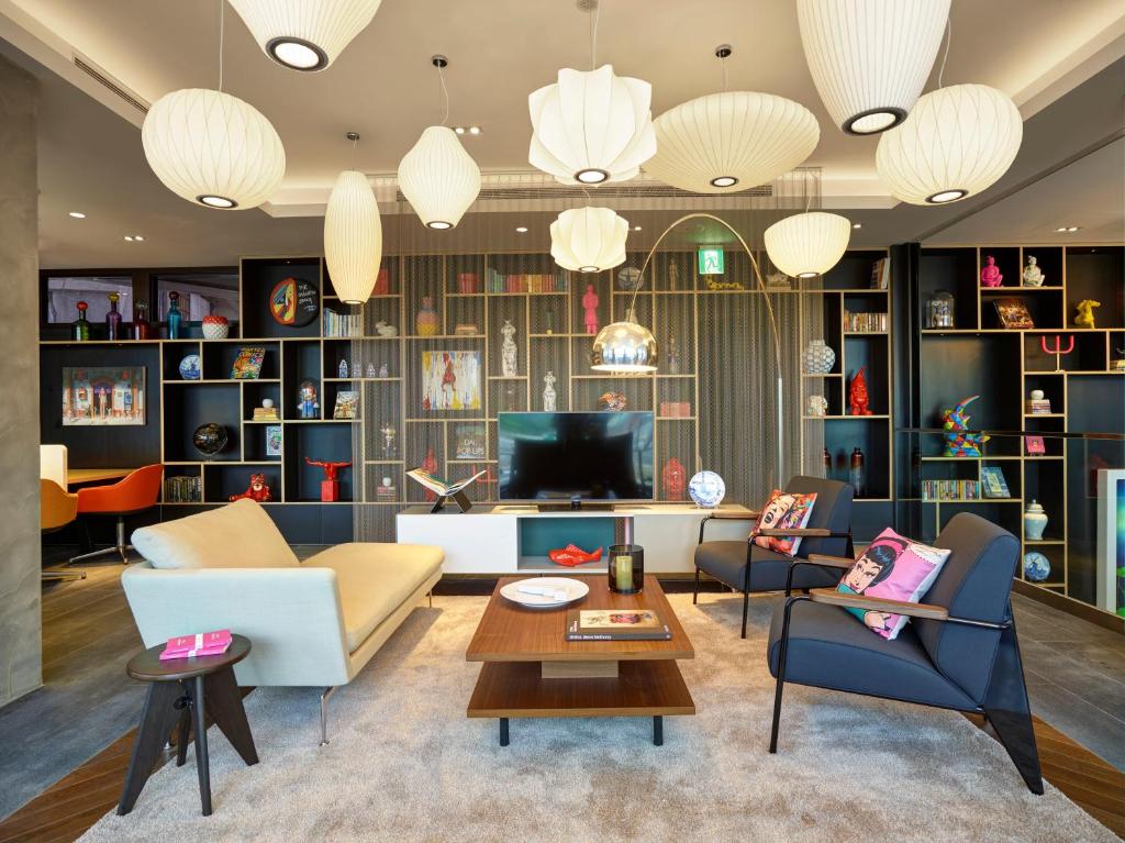 台北台北北门世民酒店的客厅配有沙发、椅子和电视