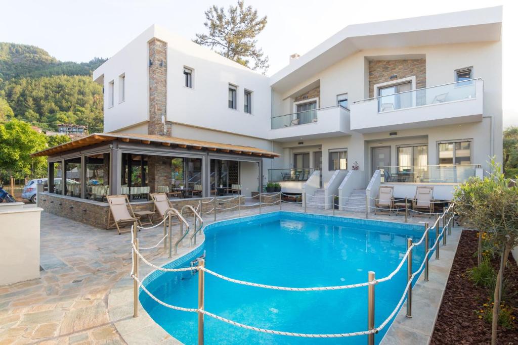 斯卡拉伯塔麦斯Oli Terra的一座带游泳池和房子的别墅