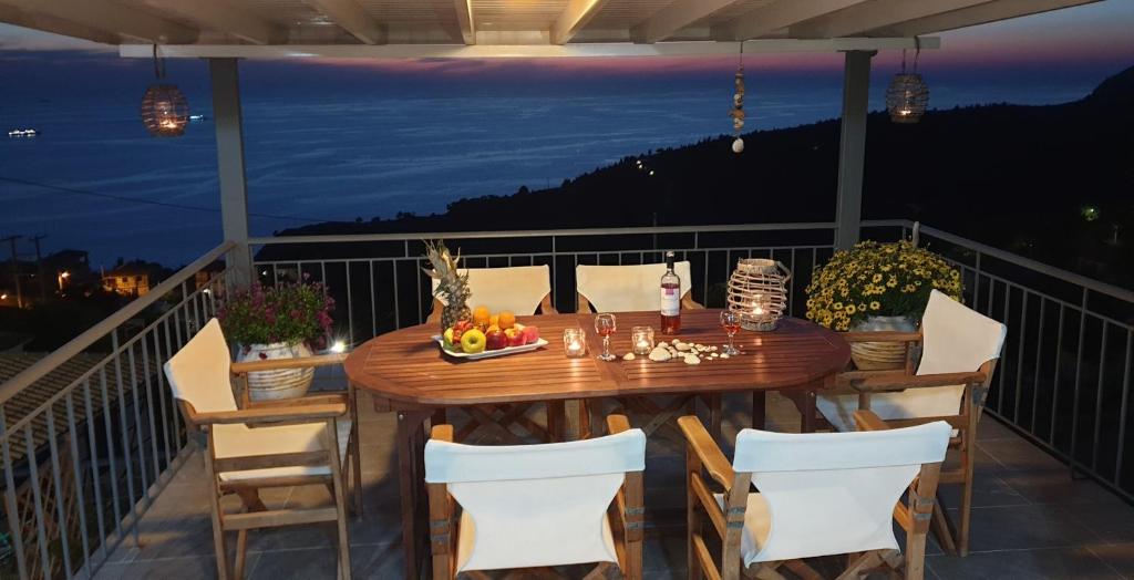 雅莎尼奥Pure Blue的夜间阳台上的木桌和椅子