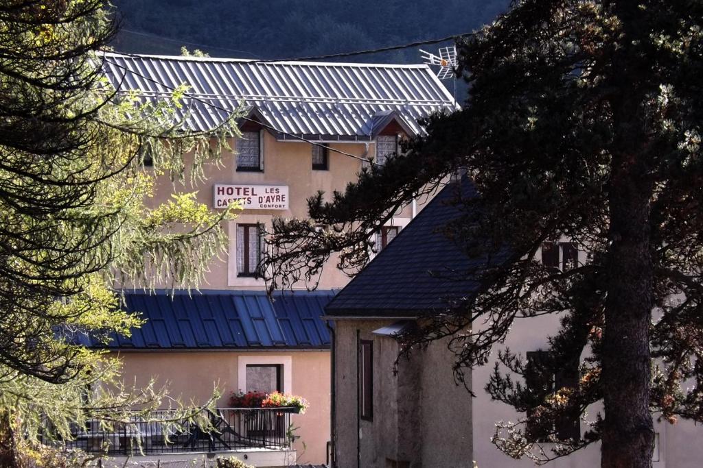 巴里吉斯卡斯特德艾雅酒店的一座有蓝色屋顶的建筑,上面有标志
