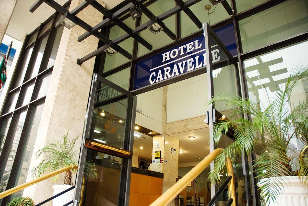 库里提巴帆船皇宫酒店 的带有酒店标志的建筑的卡内基入口