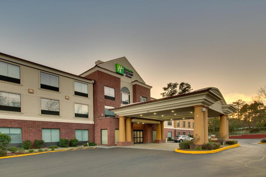 劳雷尔Holiday Inn Express & Suites Laurel, an IHG Hotel的停车场酒店 ⁇ 染