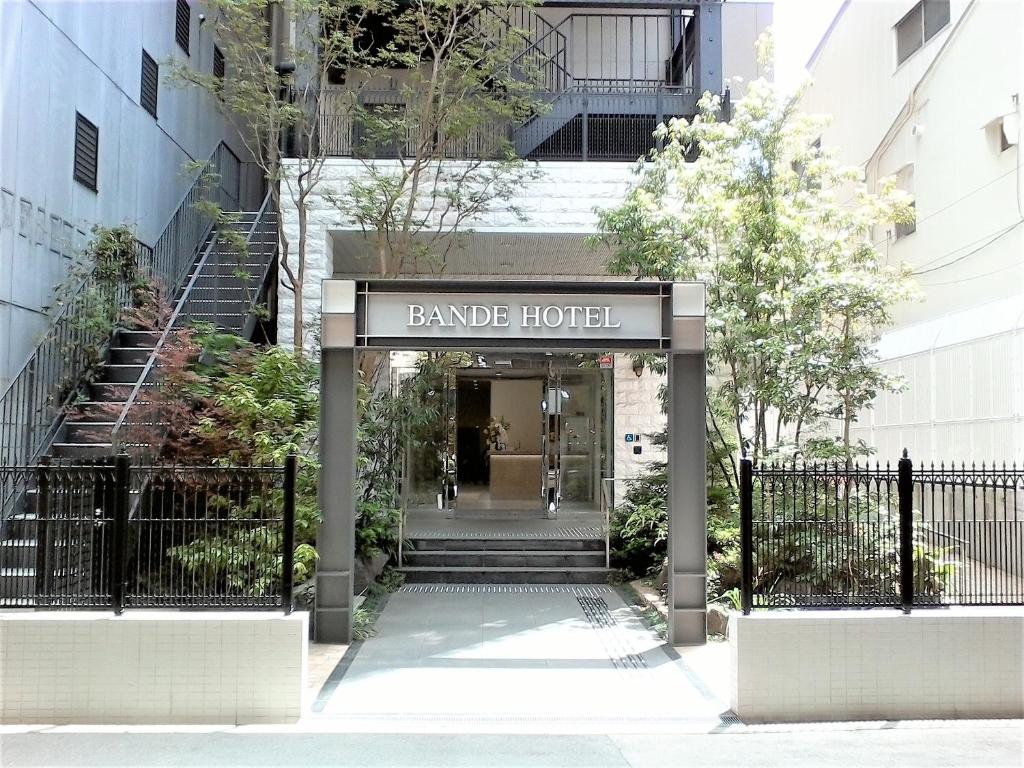 大阪Bande Hotel Osaka的一座建筑,上面有读取乐队乐的标志