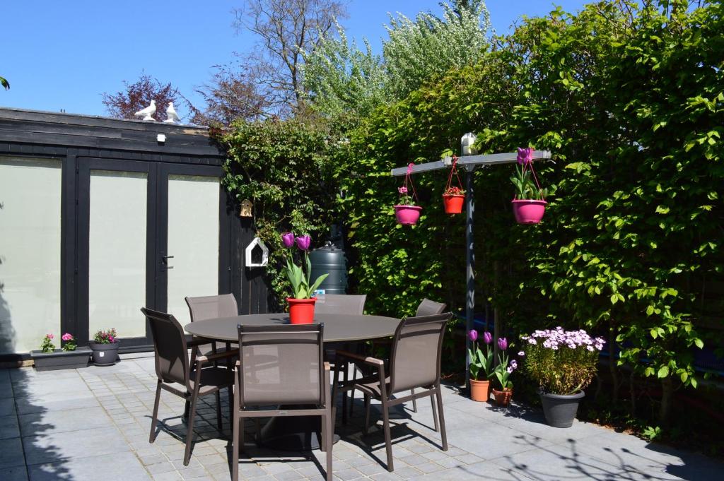 布鲁日Casa Camino的庭院配有桌椅和植物