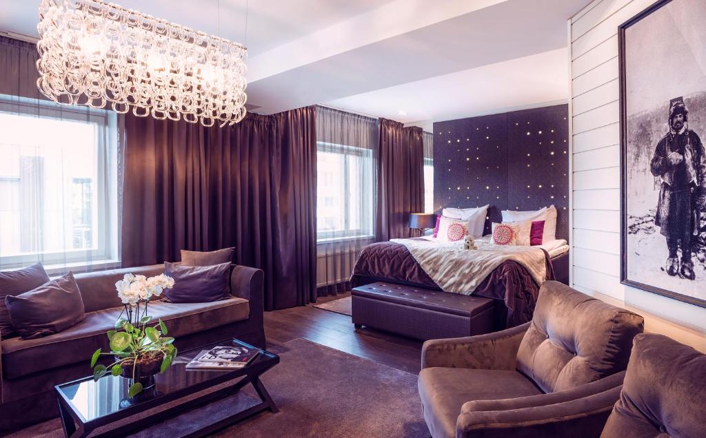 罗瓦涅米北极之光酒店的客厅配有床和沙发