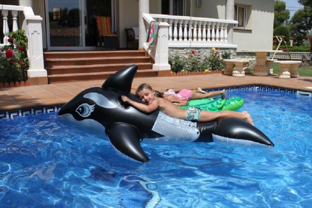 莱斯卡拉Casa Montgò的妇女在游泳池里骑海豚