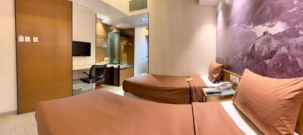 香港救世軍-卜維廉的酒店客房配有两张床和一张书桌