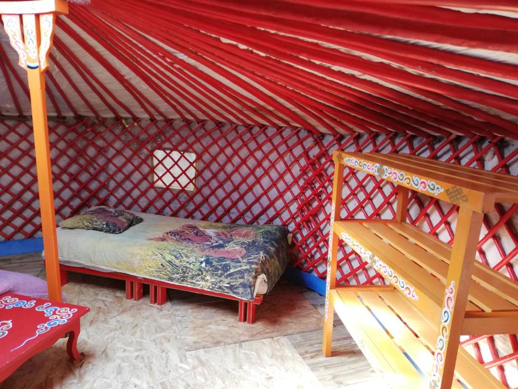 Yourte mongole véritable客房内的一张或多张床位