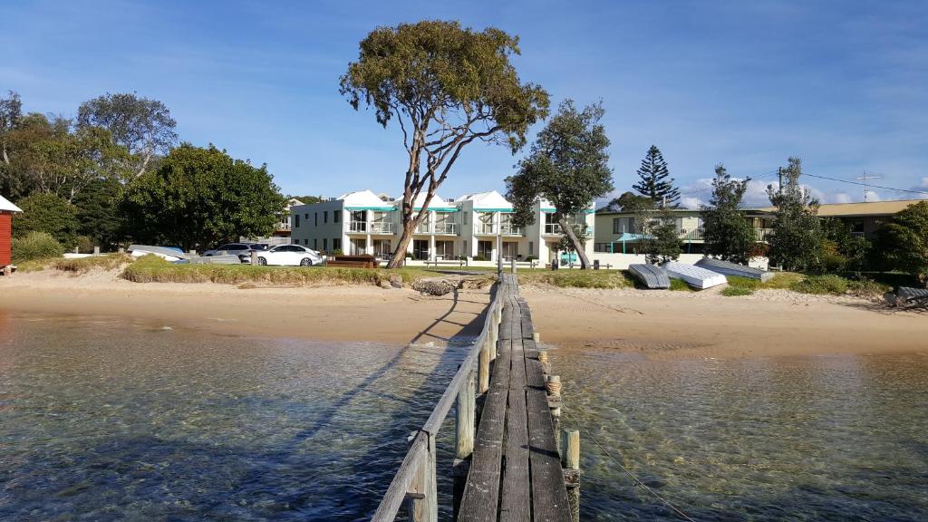 梅林布拉Bayview Apartments的海滩旁的木桥