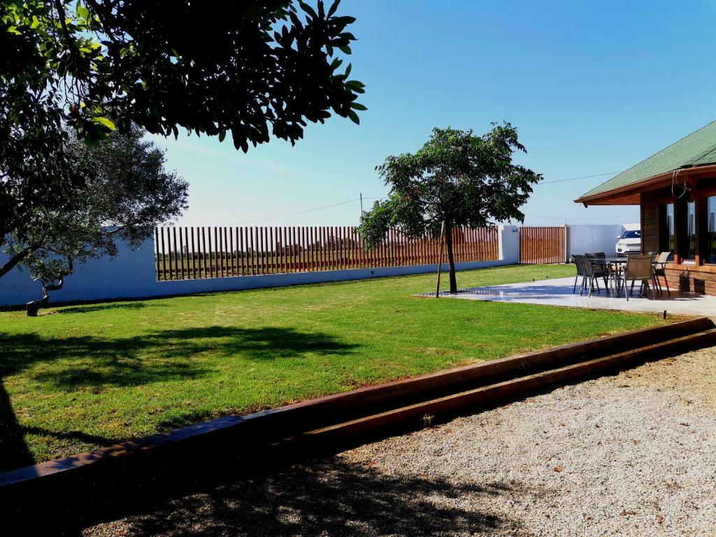 贝尼卡洛Casita de madera的一个带围栏和桌椅的庭院