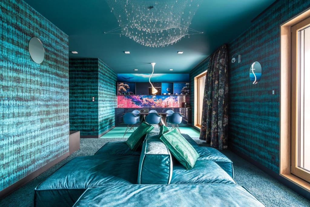 皮尔纳Laurichhof的一间设有蓝色墙壁的客房,配有沙发