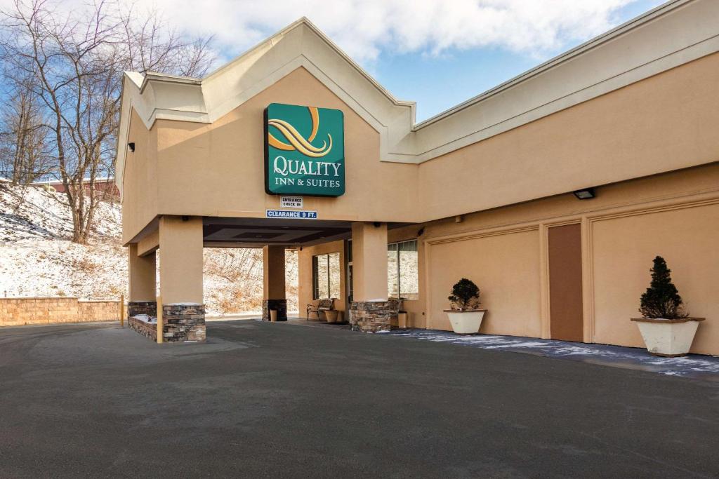 印第安纳Quality Inn & Suites Indiana, PA的前面有标志的建筑