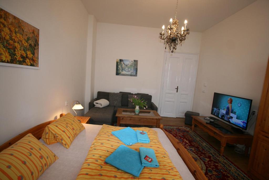 卡罗维发利Apartment No. 16B Svahová 14的一间卧室设有一张床和一间客厅。
