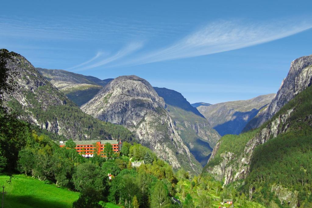 斯塔尔黑姆斯托尔海姆酒店的享有山谷的背景山景。