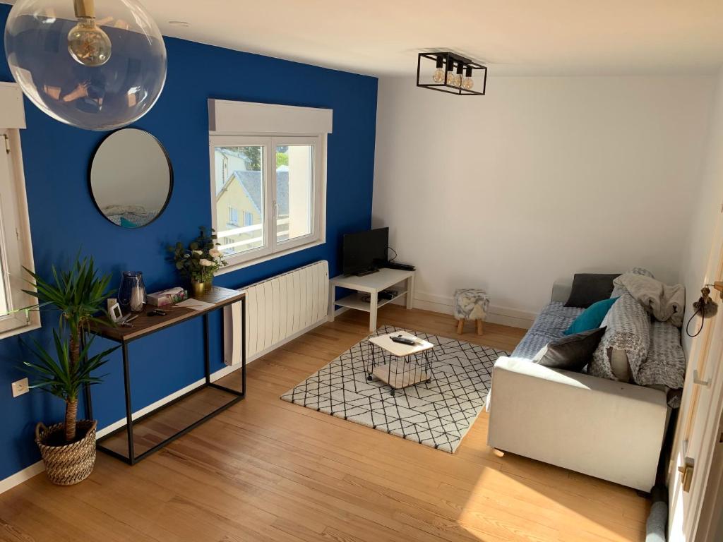 勒蒙多尔Duplex plein centre ville 3Etoiles的客厅拥有蓝色的墙壁和白色的沙发