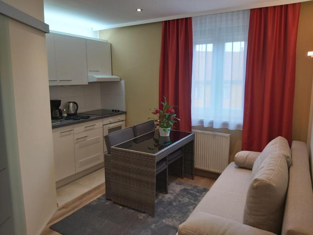 克拉根福Appartement Aragia的客厅配有沙发和桌子