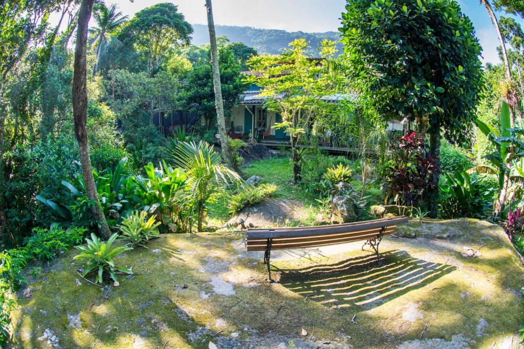 阿布拉奥Casa Grande Flats的花园中的一个公园长凳