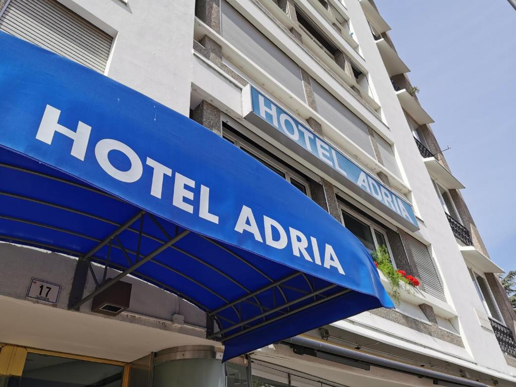 博尔扎诺Hotel Adria的建筑一侧的酒店广告牌