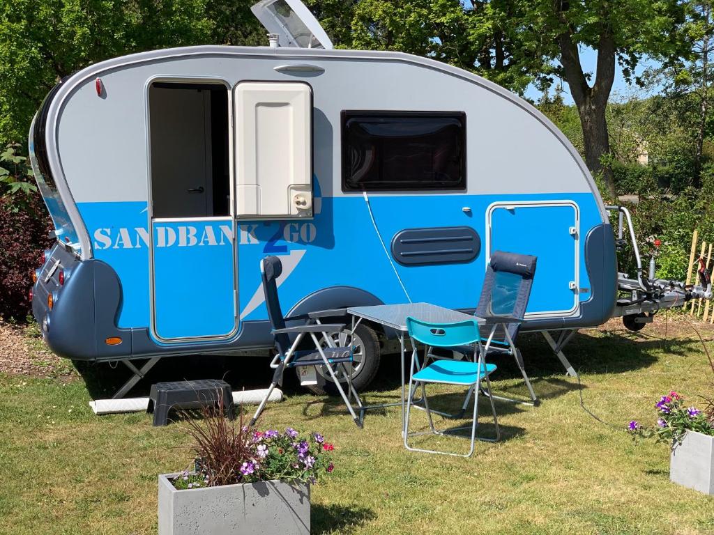 库克斯港Sandbank2go的蓝白色拖车,配有桌椅