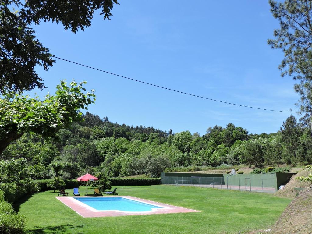 塞洛里库迪巴什图Casa das Vessadas的草地中央的游泳池
