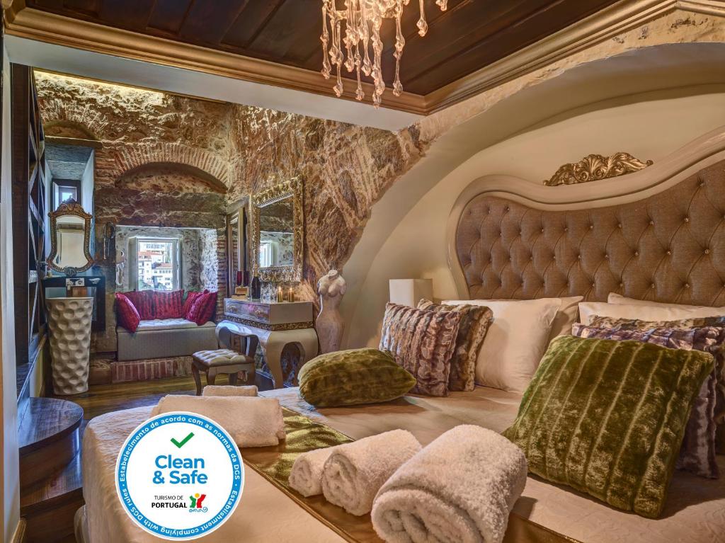 科英布拉Solar Antigo Luxury Coimbra的一间带一张床和吊灯的客厅