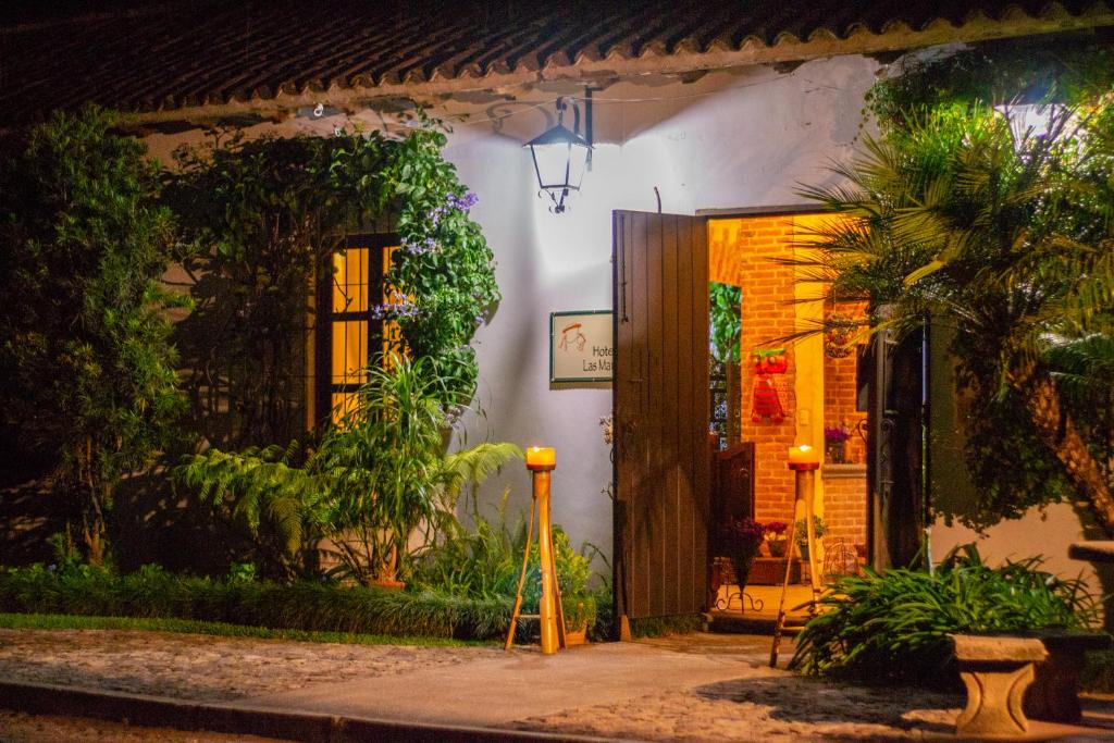 危地马拉安地瓜Hotel Las Marias的夜晚有灯门的房子