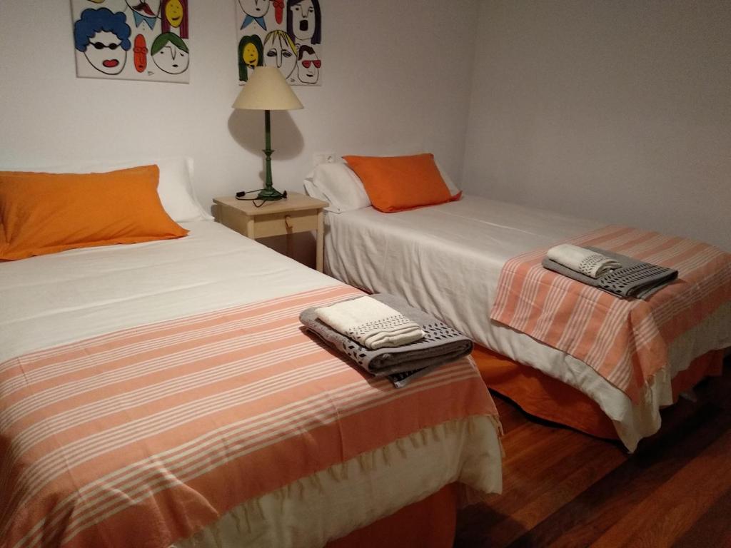 普埃尔托德尔松Apartamento en Primera Linea的两张睡床彼此相邻,位于一个房间里