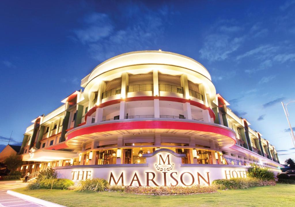 黎牙实比The Marison Hotel的一座大建筑,前面有修道院标志
