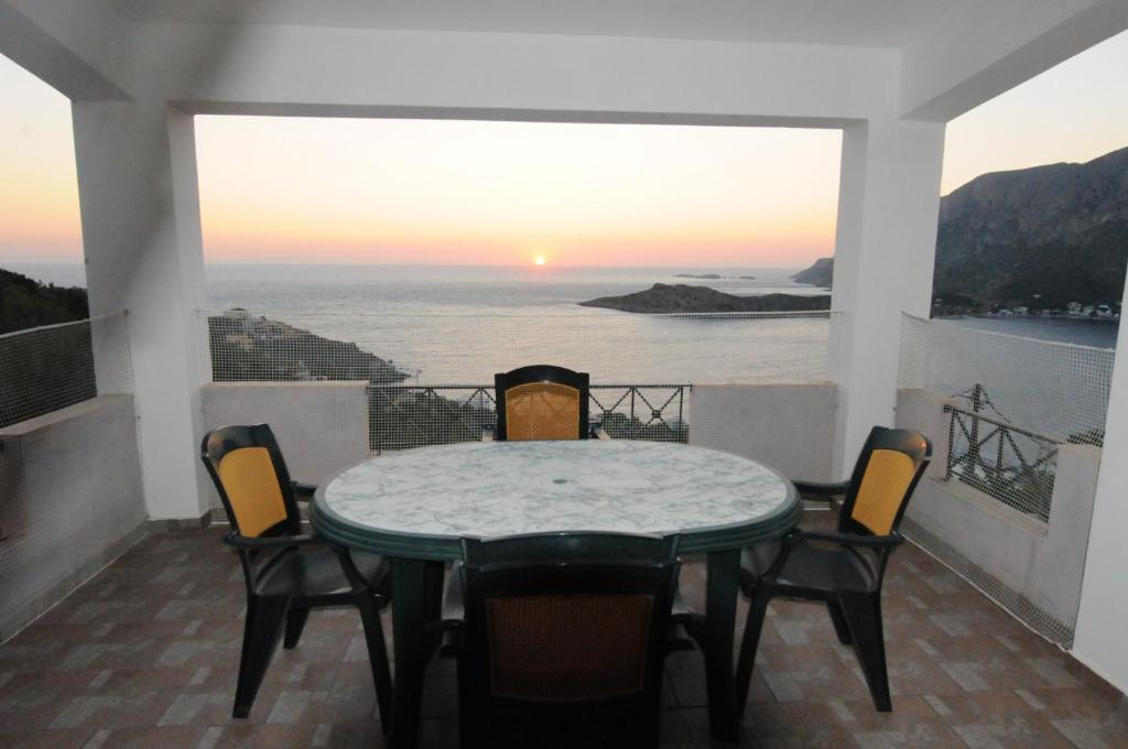 米尔泰2 bedrooms house with furnished terrace and wifi at Mirties的海景阳台上的桌椅