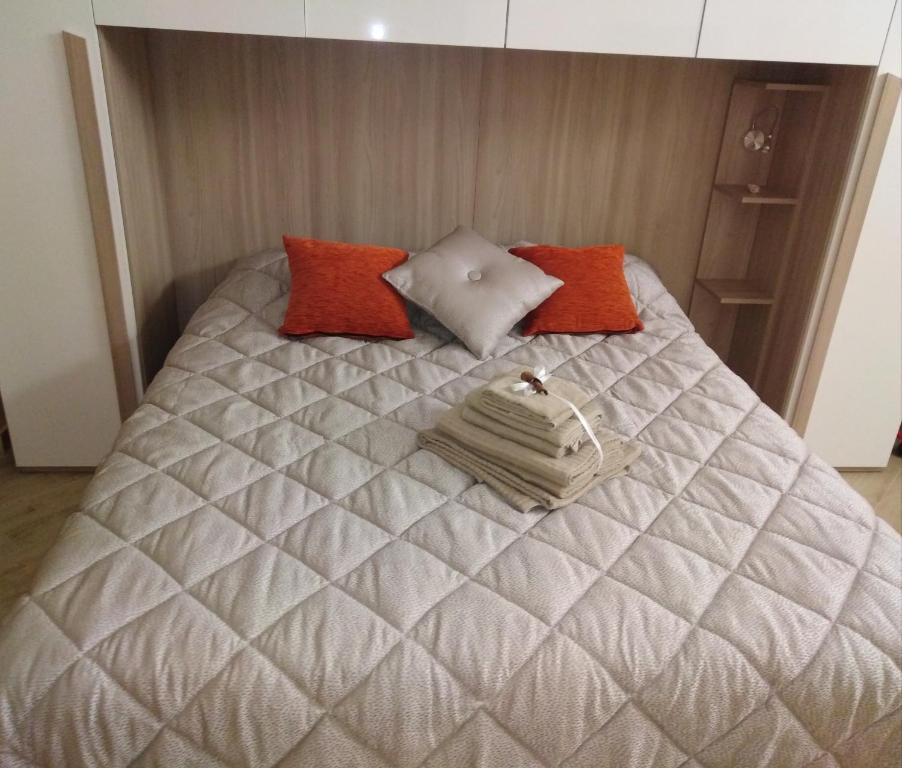 特拉尼Suite BB Trani的一张带橙色和白色枕头的床
