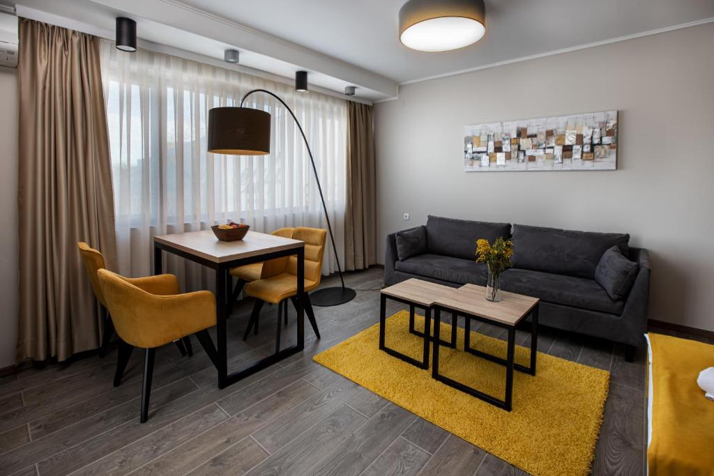 BečejAnnona Apartments的客厅配有沙发和桌椅