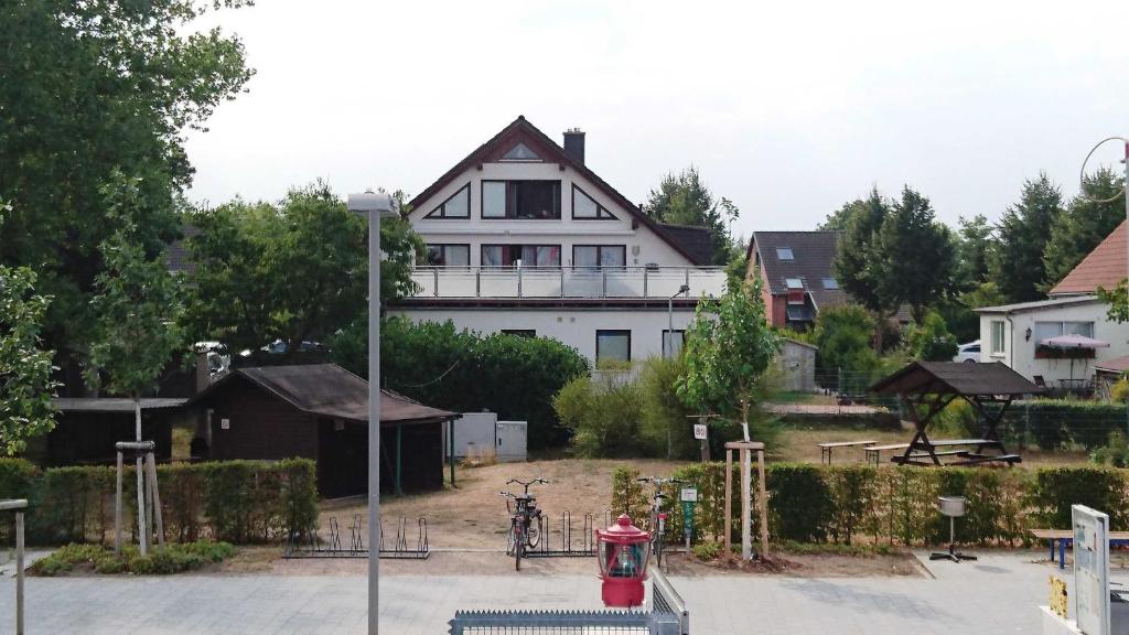 罗斯托克Haus Warnowblick Objekt 36737的前面有红色消防栓的白色房子