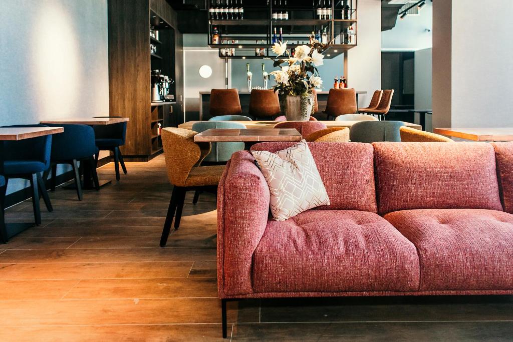 赞德沃特阿姆斯特丹海滩酒店的客厅配有沙发和桌子