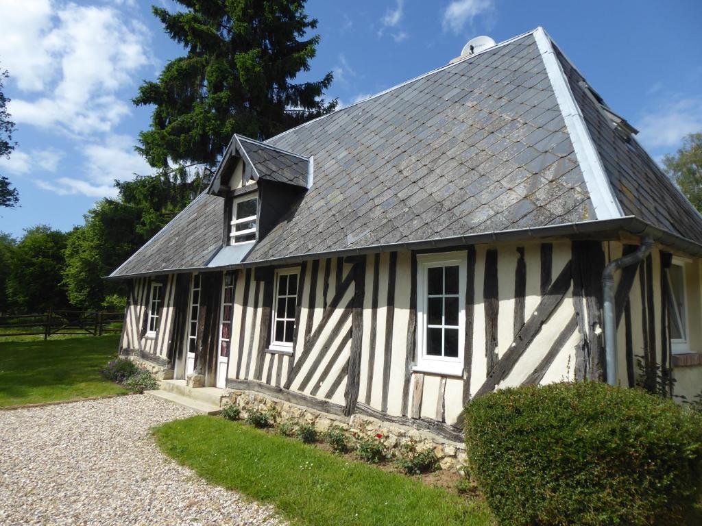 Le Mesnil-sur-BlangyGite de la Saulnière的黑白房子,屋顶有 ⁇ 