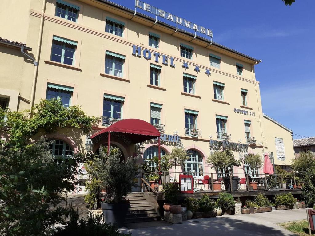 图尔尼索瓦奇酒店的前面有标志的酒店
