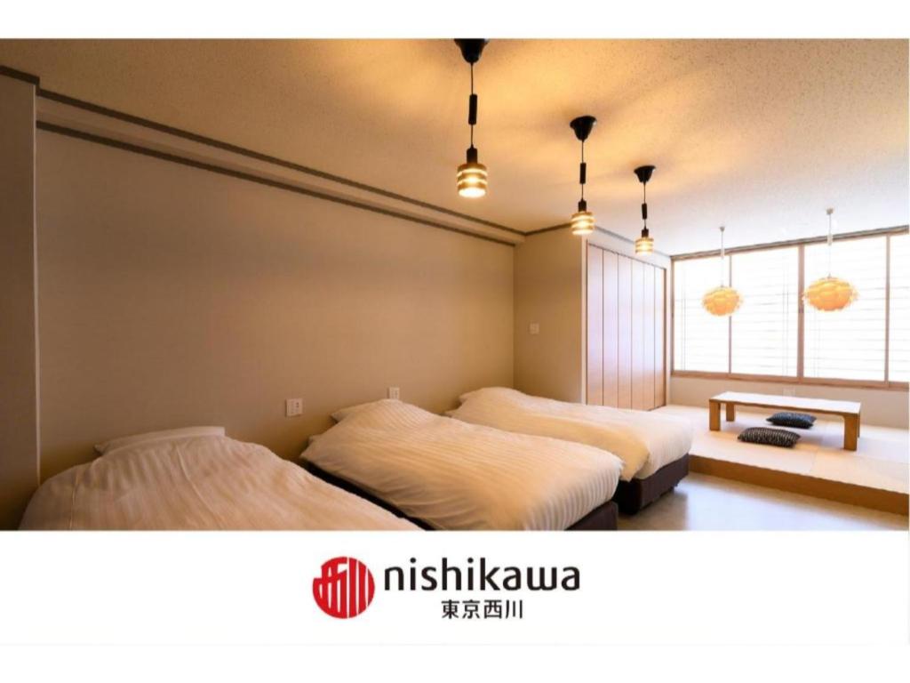 高山BEYOND HOTEL Takayama 3rd - Vacation STAY 82211的一间卧室配有两张床和一张桌子
