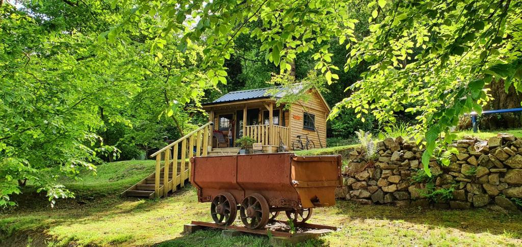 BlainaMiners log cabin的前面有车的小木屋